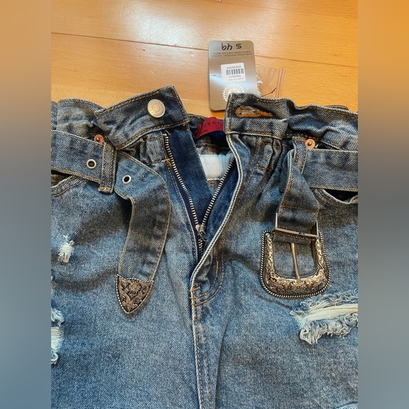 Janette high wasted distressed jean shorts. New with tags. Size medium. - Picture 6 of 10